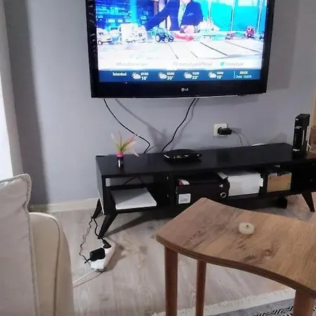 Apartment Guzelyalida Cok Merkezi Yerde Tatli Ve Sirin Daire